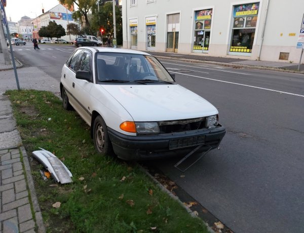 Szabálytalan sávváltás miatt karambolozott két jármű a Luther utcán
