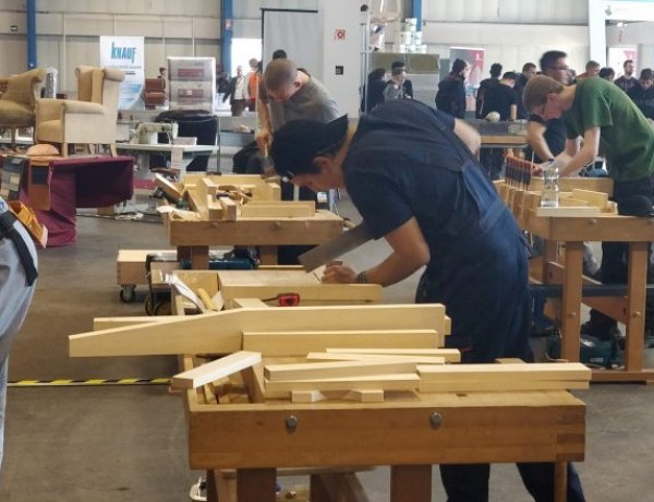 Megjelent az alapszakmákat ismertető új tájékoztató füzet   