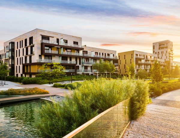 Elmaradt a nagy áresés az ingatlanpiacon - Sokat segíthet az ötszázalékos áfa