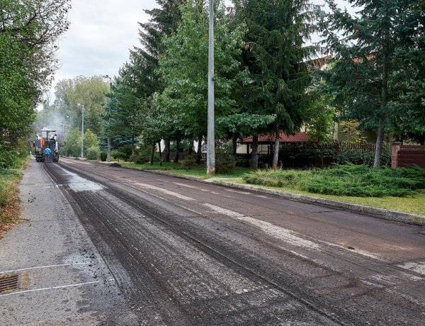 Tizenhét helyen végeznek útjavítást Nyíregyházán - Helyszínek és időpontok a cikkben!