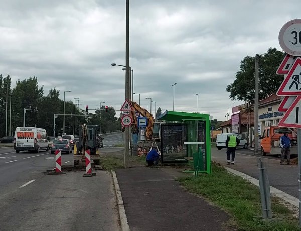 Csapadékelvezető kialakítása zajlik a Debreceni úton, a buszöböl egy részét felbontották