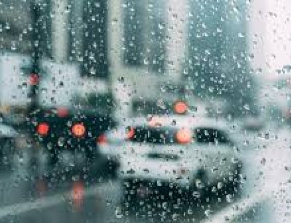 Az eső mellett erős széllökések is kellemetlenné tehetik a napunkat