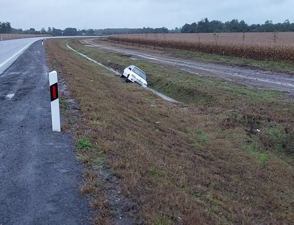 Megcsúszott és árokba borult egy autó a 338-as úton szerda reggelre virradóan
