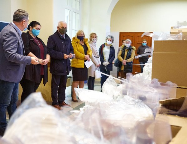 Fertőtlenítőszereket kaptak az intézmények – Védőfelszerelés az önkormányzattól 