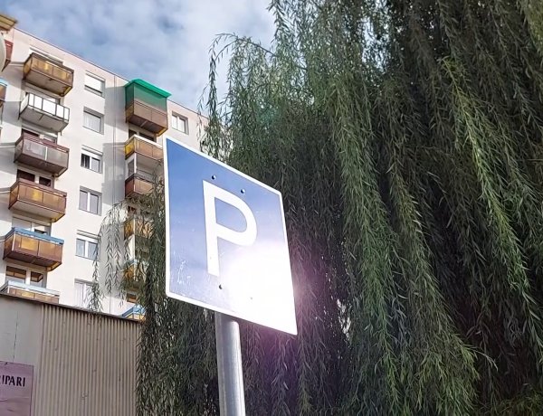Mozgáskorlátozott-parkolót jelöltek ki az Ungvár sétány 25. számnál
