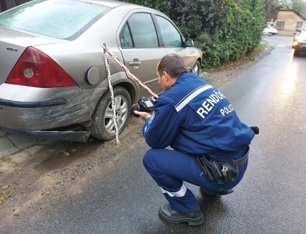 Két személyautó ütközött össze a Tiszavasvári úti felüljáró tövében, a Derkovits utcánál