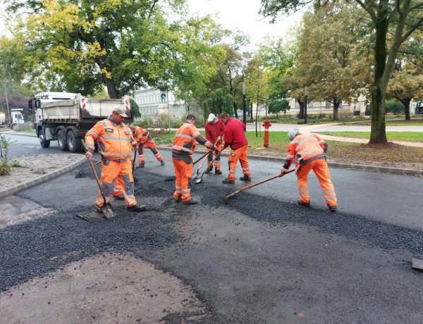 Elkezdődtek az aszfaltozási munkák a Bessenyei téren, várhatóan novemberben fejeződnek be