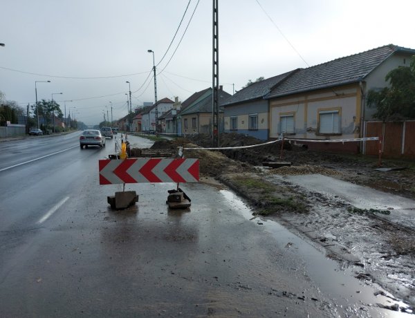Továbbra is le van zárva a szélső sáv az Orosi úton, fokozott figyelemmel közlekedjenek!