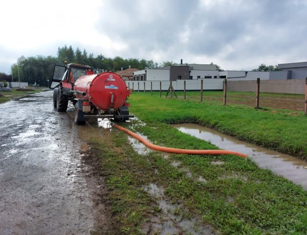 Szivattyúzás Oroson: megtelt csapadékvízzel a szikkasztóárok az esőzések miatt