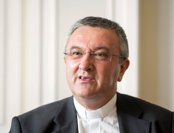 Istentől nem kell távolságot tartani - nem akarják bezárni a templomokat