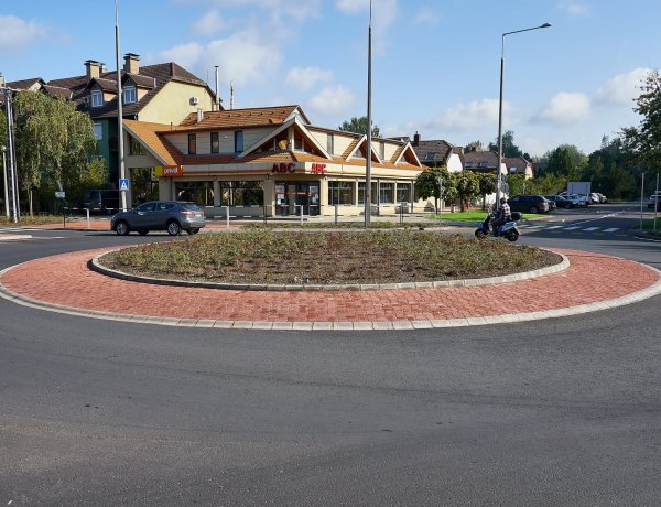 Elkészült a Korányi úti körforgalom – További kettő új épül a közeljövőben