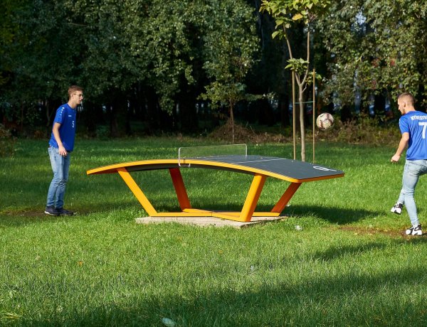 Teq One asztal a játszótereken – Magyar fejlesztésű sporteszközök Nyíregyházán