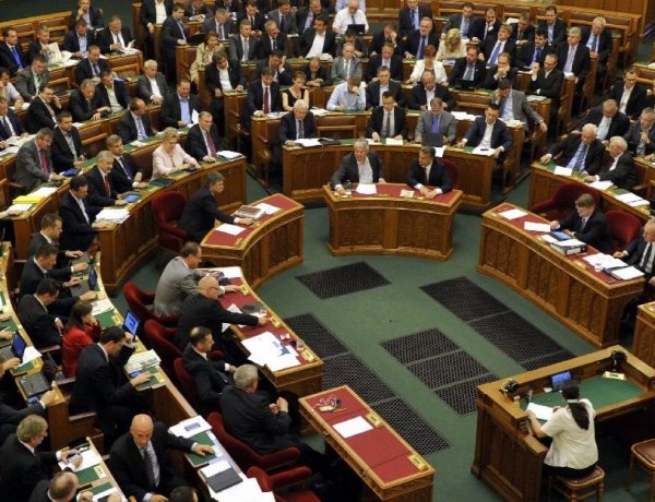 A hitelmoratórium meghosszabbításáról szavaz az Országgyűlés