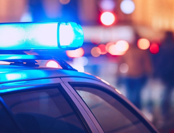 Árokba hajtott, majd oldalára borult egy személygépkocsi hétfőn a 4112-es számú úton