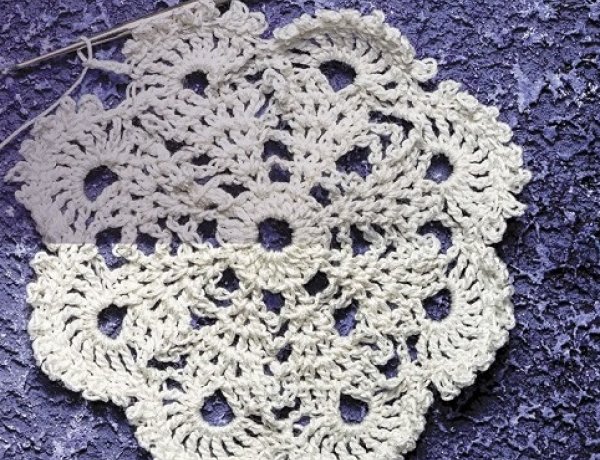 Csipkecsodák a Váci Mihály Kulturális Központ emeleti galériájában 