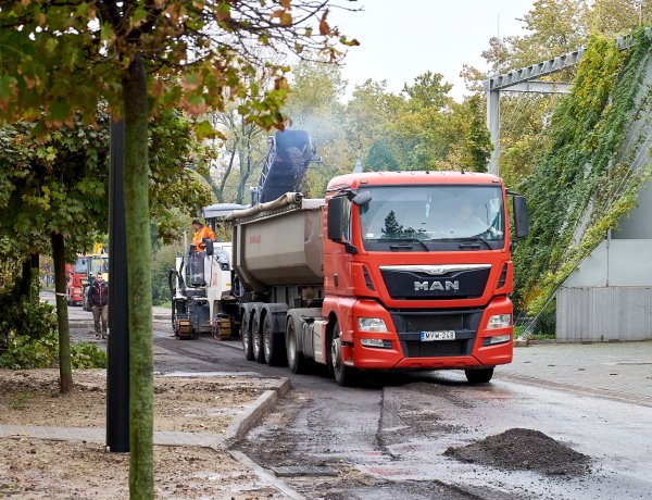 Feloldották a behajtási korlátozásokat: friss útinfók a Benczúr-Bessenyei térről