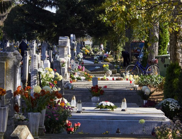 Közeleg mindenszentek és halottak napja: gyertyát gyújtunk szeretteink emlékére