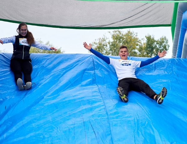 Csúszdák, akadályok, ugrálók: délelőtt elstartolt a Crazy 5K Sprint!