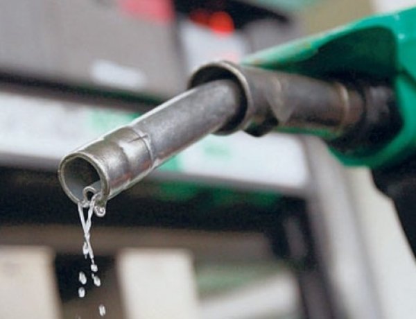 Most érdemes tankolni – Több mint két százalékkal csökkent a kőolaj ára hétfőn reggel