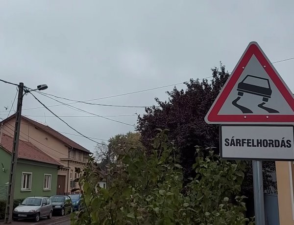 Sárfelhordás KRESZ-tábla figyelmezteti az autósokat a Derkovits utcán