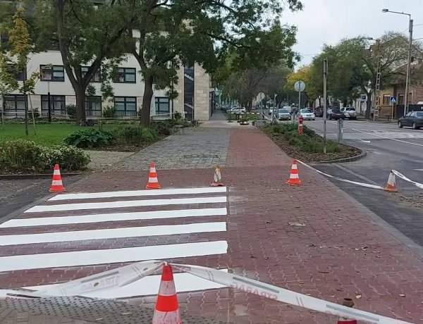 Megkezdődött a burkolati jelek festése a Bessenyei téren         