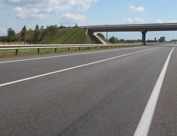 Lesodródott az úttestről és felborult egy személygépkocsi hétfőn az M3-as autópályán