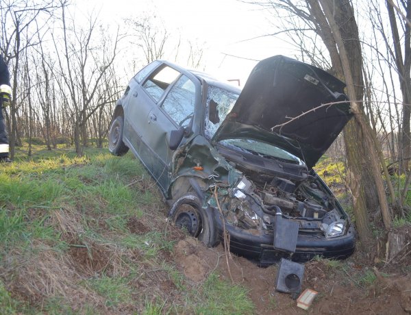 Jogosítvány nélkül hajtott az árokba, az egyik utast a tűzoltók vágták ki