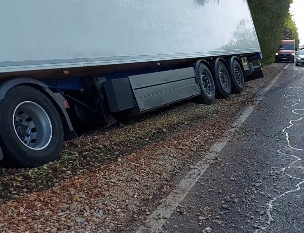 Elakadt egy kamion reggel a 4-es főúton, az útszéli árokba süllyedt