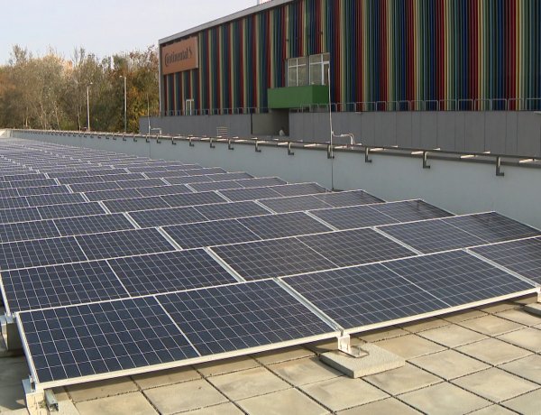 Napelemek az új Városi Uszodában – A próbaüzem felénél jár a sportlétesítmény