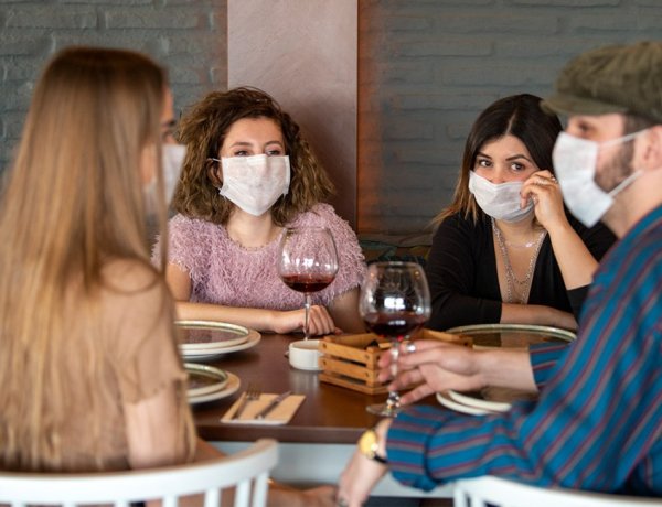 A szórakozóhelyeken és a vendéglátásban is kötelező lesz a maszkhasználat