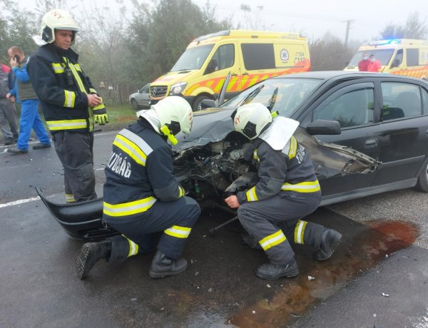 Hármas karambol történt a reggeli ködös időben, három sérültet szállítottak kórházba