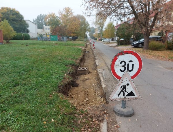 Közműépítési munkálatokat végeznek a Kertvárosban, a Kőrizs utcán