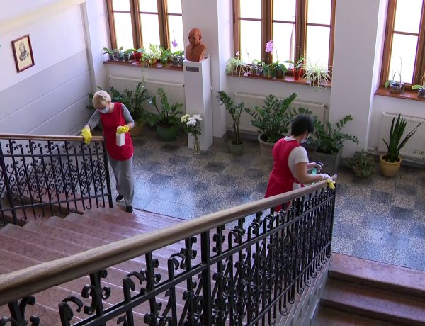 Fertőtlenítés a Túróczy Zoltán általános iskolában – Folyamatos a takarítás a szünetben