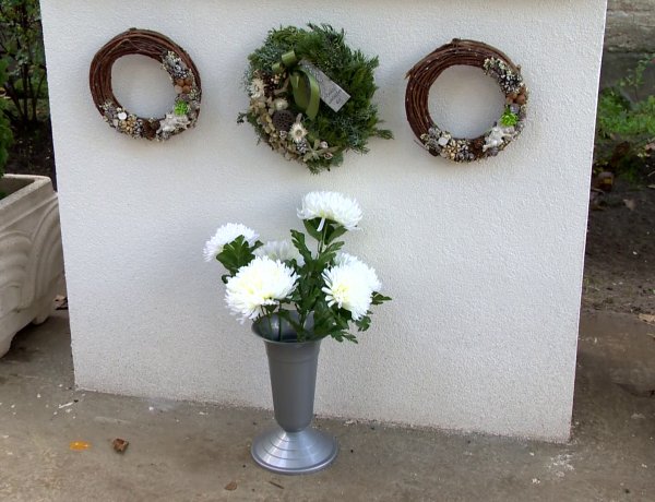 Emlékező kegyhely a Nyíregyházi Szociális Gondozási Központ Pacsirta utcai intézményében