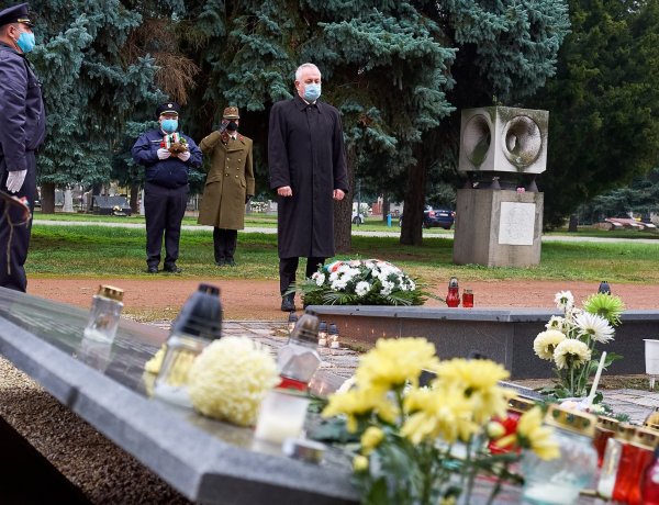 Elhelyezték az emlékezés virágait az elhurcoltak emléknapja alkalmából