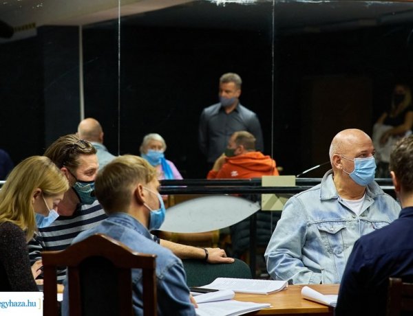 Elhalasztja a Móricz Zsigmond Színház A Napsugár fiúk című előadás bemutatását