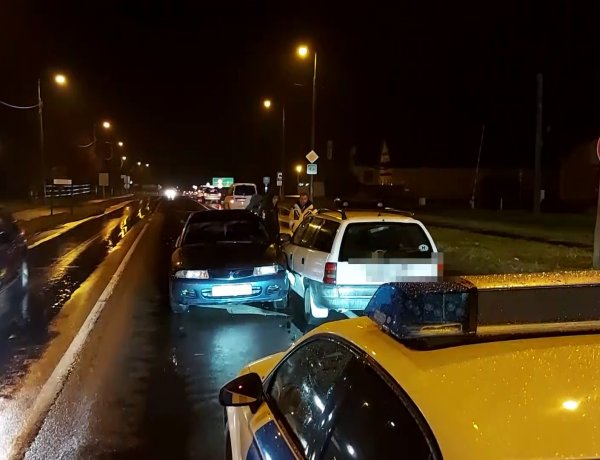 Két személyautó ütközött hétfőn este a Pazonyi úton             