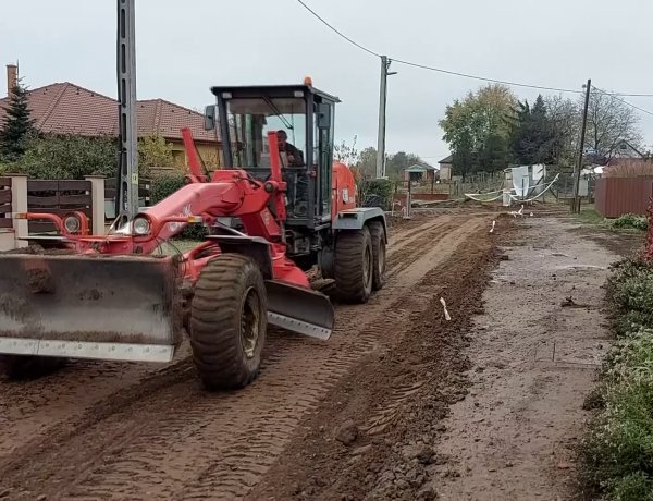Megkezdődött az útszakasz kiépítése Oroson, a Felhő utcán       