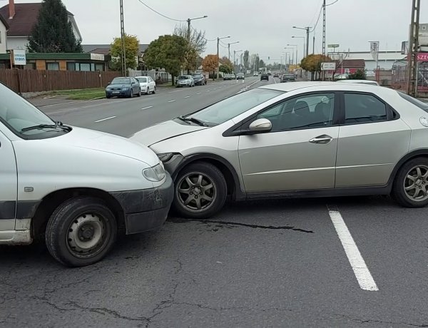 Két személyautó ütközött délelőtt a Debreceni úton             