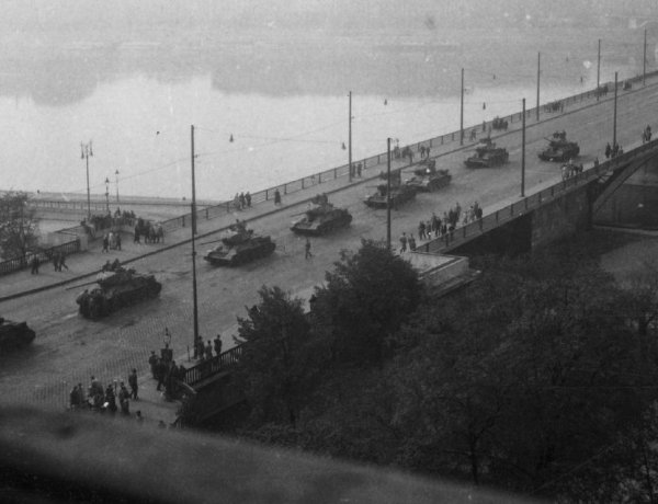 Nemzeti gyásznap: 64 esztendeje indultak meg a tankok Budapest ellen