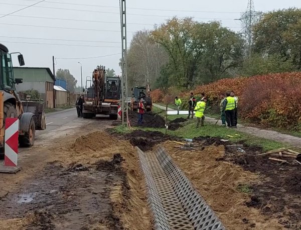 Szikkasztóárok építése zajlik az Orgona utcán                   