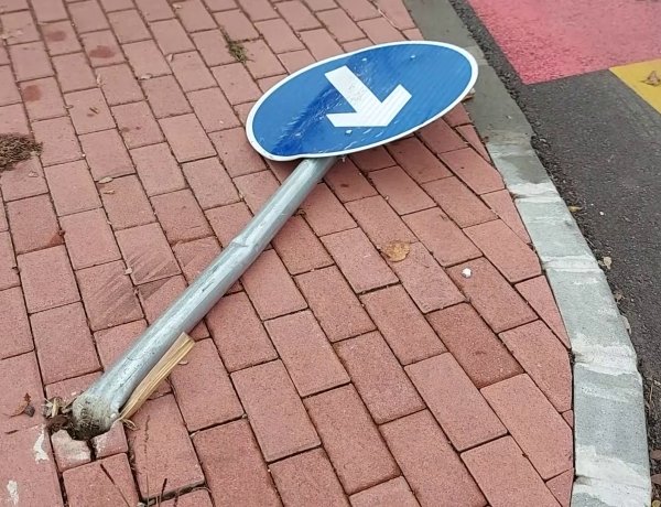 Kikerülést jelző közlekedési táblának ütközött egy ismeretlen gépjármű az  Ady Endre utcán