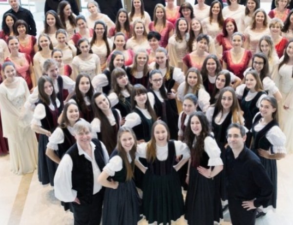 A 45 éves Cantemus Kórus hangversenyek helyett emlékezik    