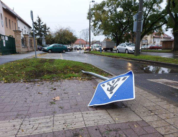 Villanyoszlopnak hajtott és KRESZ-táblákat döntött ki a nyerges vontató