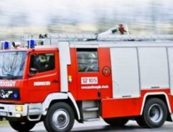 Árokba hajtott és villanyoszlopnak ütközött egy személygépkocsi Tiszaeszláron