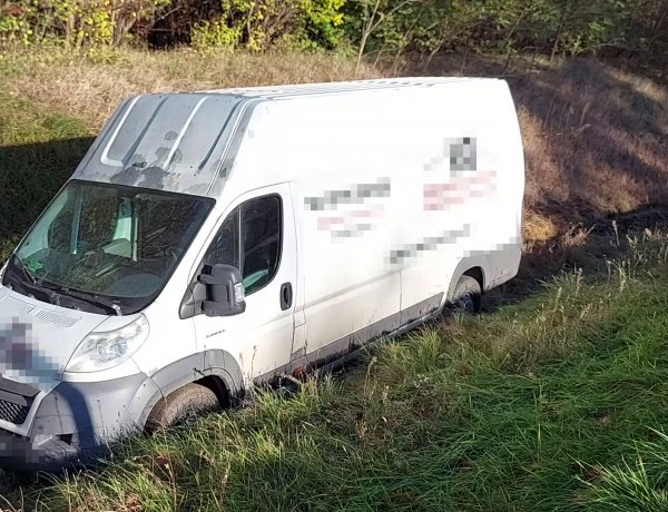 Vélhetően elaludt, így fékezés nélkül hajtott az árokba     