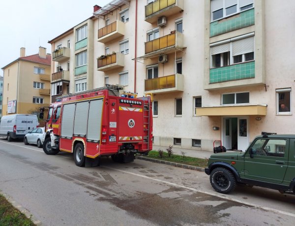 Tűzesethez riasztották a hatóságokat vasárnap délelőtt az Arany János utcára