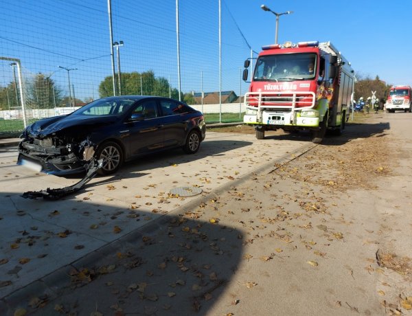 Nem állt meg a vasúti átjáró előtti STOP-táblánál, vonatnak ütközött      