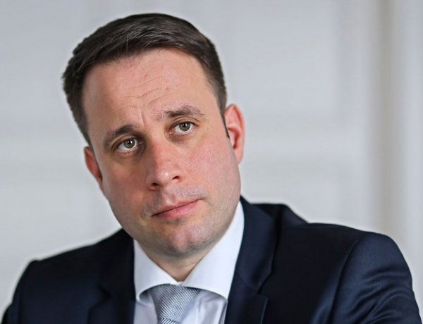 Az egészségügyi dolgozókra nehezedő terhek csökkentése is célja az új intézkedéseknek