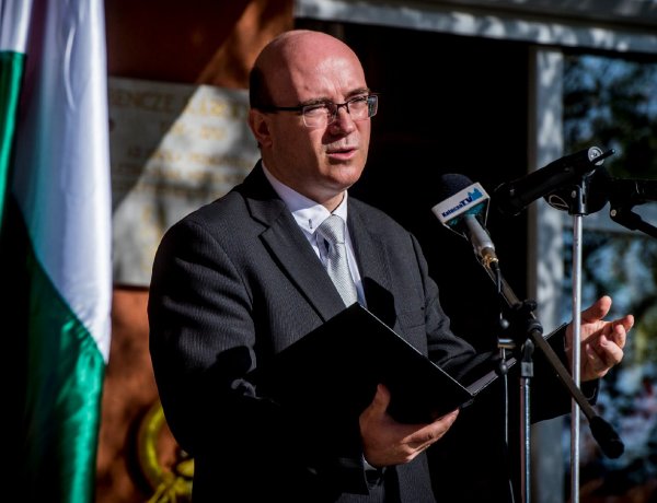 Döntött a miniszter, el kell halasztani a szalagavatókat    